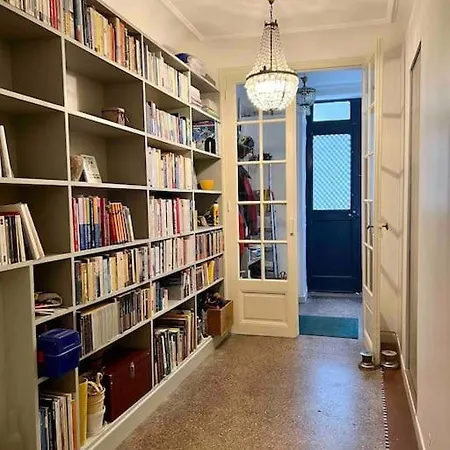 La Petite Maison Aux Volets Bleu -