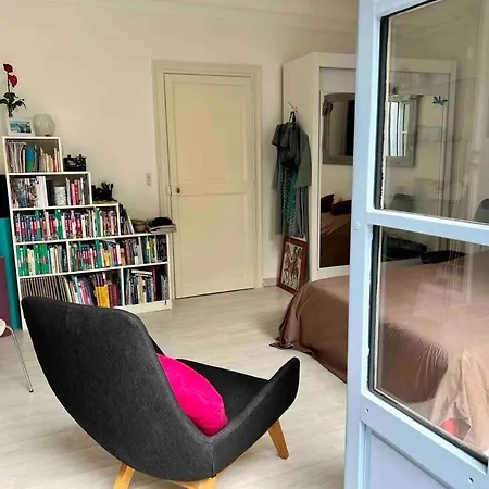 La Petite Maison Aux Volets Bleu - *