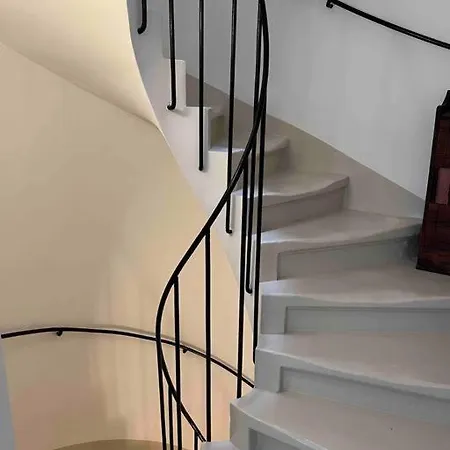 La Petite Maison Aux Volets Bleu -